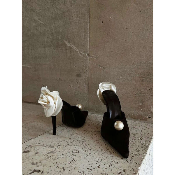 Pointed Velvet Pearl High heels